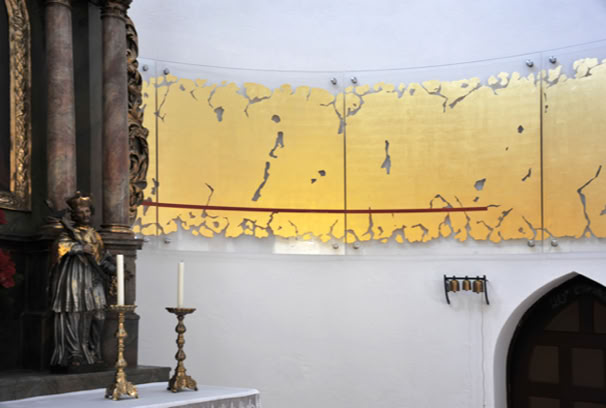 Glasband, 10 Segmente aus 8mm Floatglas, Optiwhite, mit Abstand vor die Wand montiert, vergoldet mit 24 Karat Blattgold.