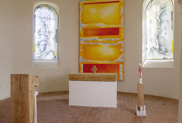 Ev. Pfarrkirche Schwemsal, Sachsen-Anhalt. Konzeption Chorraum, Fenstergestaltung, Altarbild. Prinzipalien: Till Hausmann. - Gemeinsames Gesamtkonzept. Altarbild: Malerei, Acryl auf Leinwand, 220 cm x 430 cm, mit Abstand vor der Wand montiert.  Fenstergestaltung: Mehrschichtige Glascollage / Intarsie, Zuschnitt aus Echt-Antiküberfanggläsern, mehrfach geätzt, flächig auf Sicherheitsglas laminiert und als zusätzliche innere Scheibe montiert. Prinzipalien: Eichenholz massiv, mit der Kettensäge aus dem vollen Stamm geschnitten. Auf Initiative des Landesamts für Denkmalpflege und anläßlich der Ausstellung „L'art contemporain du vitrail en Allemagne“ in Chartres (2012-2014) wurden Pilotprojekte für Kirchen in Sachsen-Anhalt entwickelt. Mit den Planungen für Neugestaltungen zweier dieser Kirchen (Schwemsal und Dittichenrode) entstanden zwei aufwändig gestaltete Glas-Exponate, die zunächst in Chartres sowie bei einer Folgeausstellung im Naumburger Dom (2014) einer breiten Öffentlichkeit vorgestellt werden konnten, bevor sie schließlich in den für sie vorgesehenen Kirchenräumen ihre Plätze einnahmen. Während die prozesshafte Umsetzung in Dittichenrode über 2017 hinaus noch andauert, konnte das Projekt in Schwemsal Ende 2014 erfolgreich abgeschlossen werden.