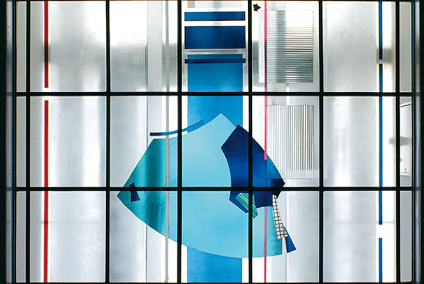 Touristeninformation (Postcarré), Bonn. Gestaltung Glasdecke.  Mehrschichtige Glascollage, Zuschnitt aus Echt-Antiküberfang- und Industriegläsern, teilweise sandgestrahlt, flächig auf Sicherheitsglas laminiert.