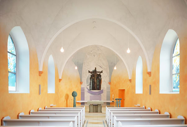 Kath. Kirche St. Maria Magdalena, Winterberg-Elkeringhausen. Gestaltung Chorwand und Raumkonzeption in Seccomalerei mit mineralischen Pigmenten auf Putz. Das auf der Chorwand vorhandene Mosaik sollte in die neue Wandgestaltung integriert werden.  Fensterzyklus Maria Magdalena (7 Fenster): Vierschichtige Glascollage, Zuschnitt aus Opal-und Echt-Antiküberfanggläsern, mehrfach geätzt, partieller Siebdruck mit Glasschmelzfarbe, flächig auf Sicherheitsglas laminiert und im Scheibenzwischenraum der Isolierverglasung montiert.