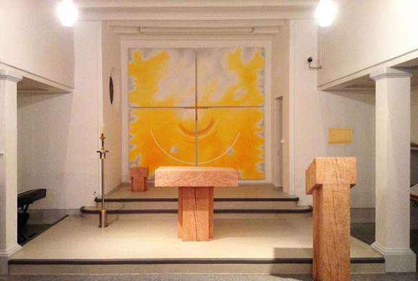 Neugestaltung Kapelle der JVA Koblenz, Altarbild. Prinzipalien: Till Hausmann. - Gemeinsames Gesamtkonzept. Altarbild: Acryl auf vier Multiplexplatten, mit Abstand vor der Wand montiert. Prinzipalien: Eichenholz und Edelstahl, Blattvergoldung.