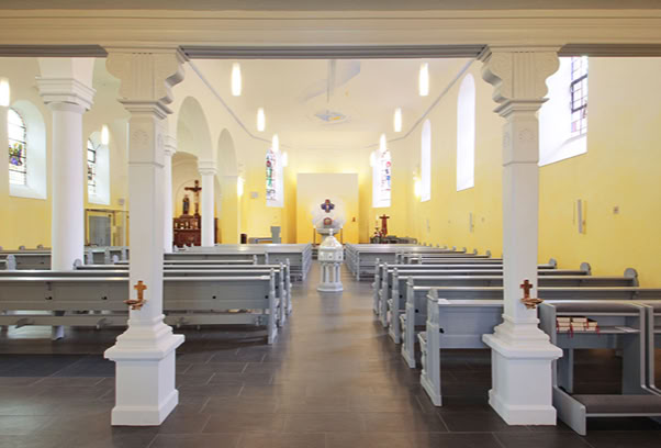 Kath. Kirche St. Protasius und Gervasius, Irsch. Raumkonzeption, Decken- und Wandgestaltung in Seccotechnik.
