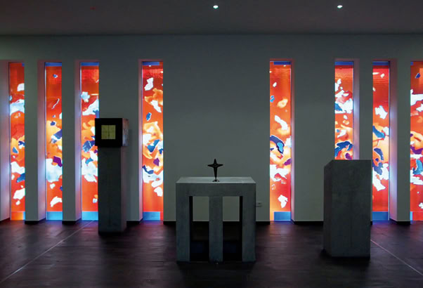 Kapelle Altenheim Augustinusstift, Caritas, Wuppertal. Vierschichtige Glasintarsie, Zuschnitt aus sandgestrahlten Opal- und Echt-Antiküberfanggläsern, flächig auf Sicherheitsglas laminiert, in den Scheibenzwischenraum montiert.