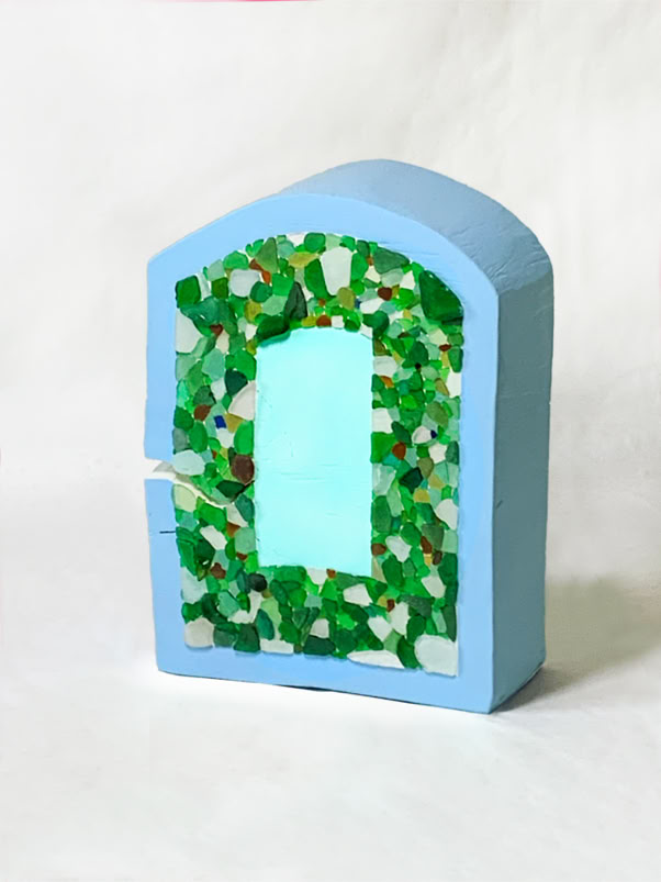 BASSE-TERRE, 2025,  Glas, Acrylfarbe, Lack auf Holz, 57 x 43 x 22 cm 