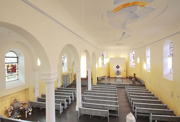 Kath. Kirche St. Protasius und Gervasius, Irsch. Raumkonzeption, Decken- und Wandgestaltung in Seccotechnik.