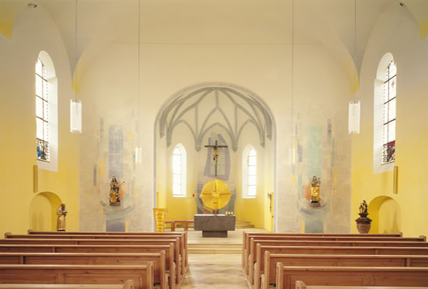 Kath. Pfarrkirche St. Petrus, Bayerbach im Rott. Gestaltung Chorwand und Raumkonzeption in Kalk- und Seccomalerei. 