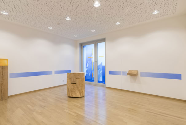 Tabernakel: Stahl, Acrylfarbe. Stele: Roteiche, massiv, mit der Kettensäge aus dem vollen Stamm geschnitten. Raumfassung / Wandgestaltung: Acrylfarbe. Andachtsraum Glantal-Klinik Meisenheim, Fenstergestaltung und Raumfassung.  Prinzipalien (Altar, Tabernakelstele und Bittbuchablage): Till Hausmann. - Gemeinsames Gesamtkonzept.
