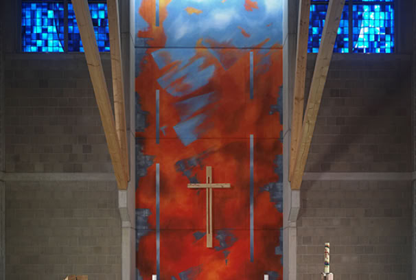 Ev. Hoffnungskirche, Leverkusen-Rheindorf. Wandgestaltung: Seccomalerei mit mineralischen Pigmenten auf Sichtbeton.  Prinzipalien: Platanenholz, massiv, mit der Kettensäge aus dem vollen Stamm geschnitten, teilweise in Kombination mit Elementen aus glasperlengestrahltem Edelstahl.