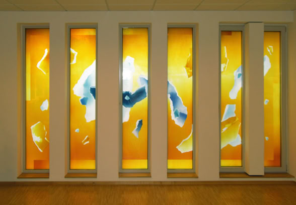 Christliches Seniorenstift Melle, Kapelle. Fenstergestaltung: Mehrschichtige Glasintarsie, Zuschnitt aus Opal-Echt-Antiküberfangglas, mehrfach geätzt, flächig auf Sicherheitsglas laminiert und als zusätzliche innere Scheibe montiert.