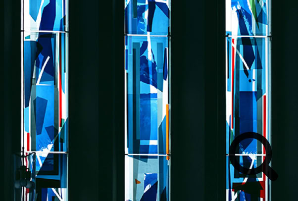 Kath. Kirche Heilige Dreifaltigkeit, Ostseebad Kühlungsborn. Chorfenster (Detail Mitte).